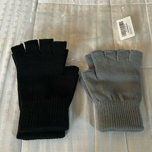 2 pairs of fingerless gloves